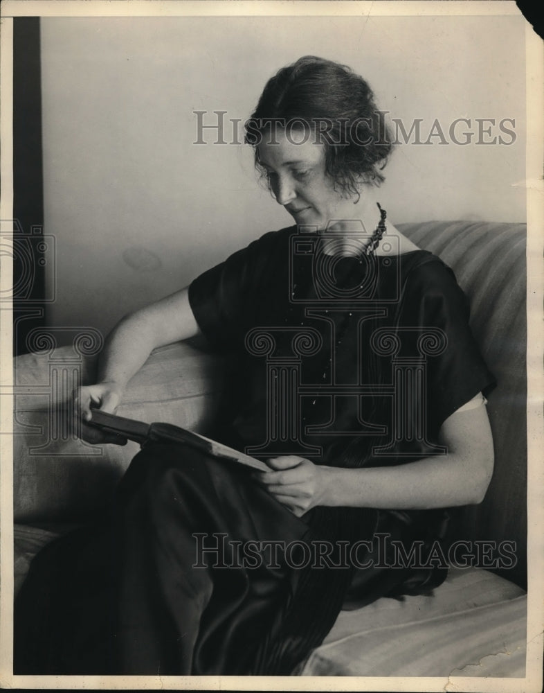 1924 Press Photo Mrs WM Nutting wife of an Editor &amp; Author reading his book- Historic Images