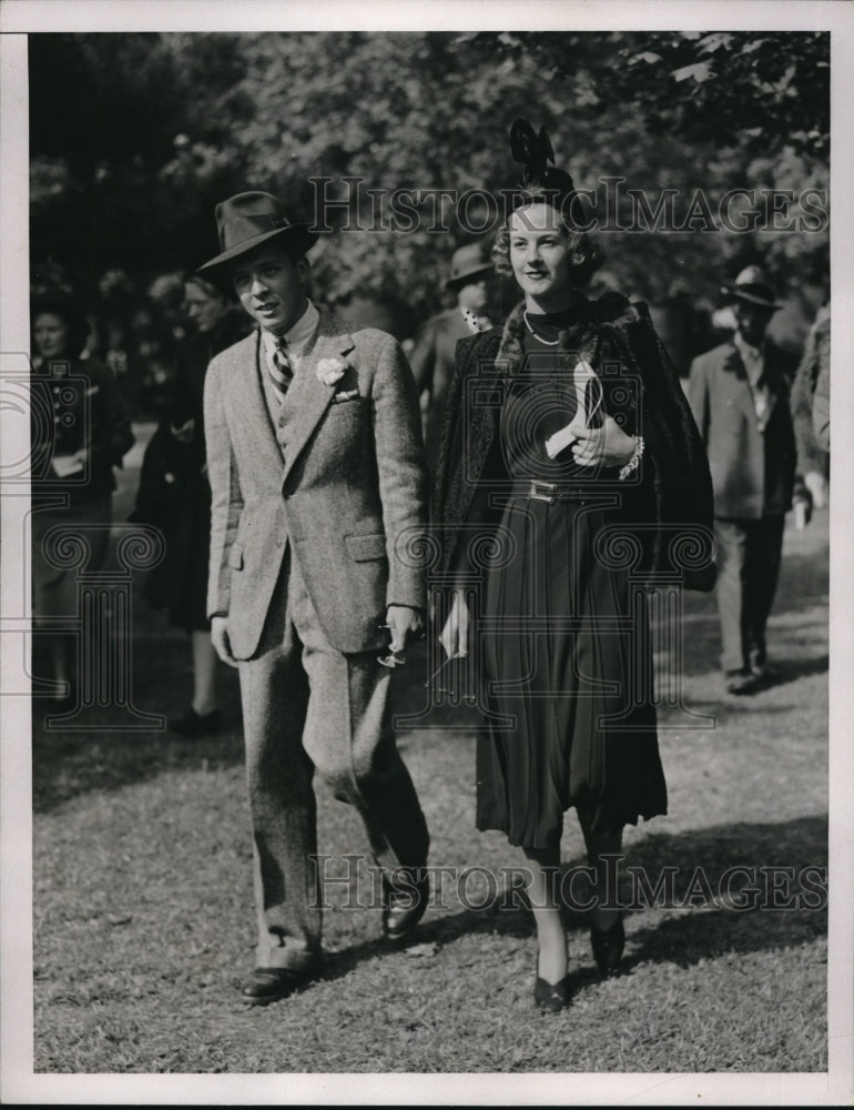 Load image into Gallery viewer, 1937 Press Photo Julian Gerarg Jr w/ Nancy Van Vleck attending an event
