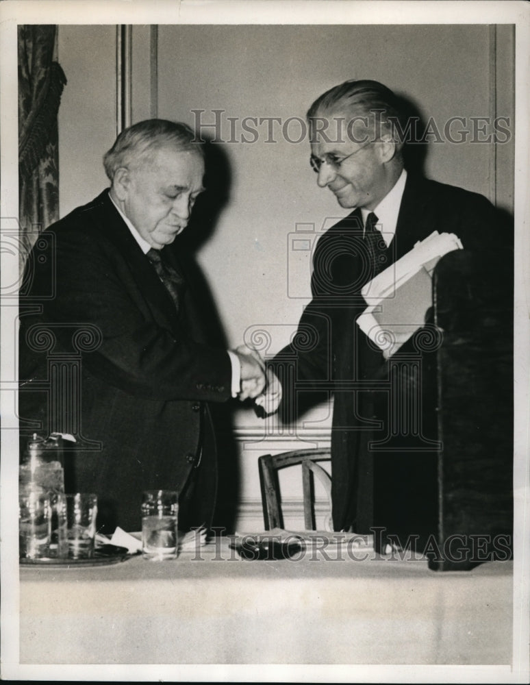 Load image into Gallery viewer, 1940 Press Photo Dr John Tildsley &amp; Merwin Hart Of NY State Economic Council
