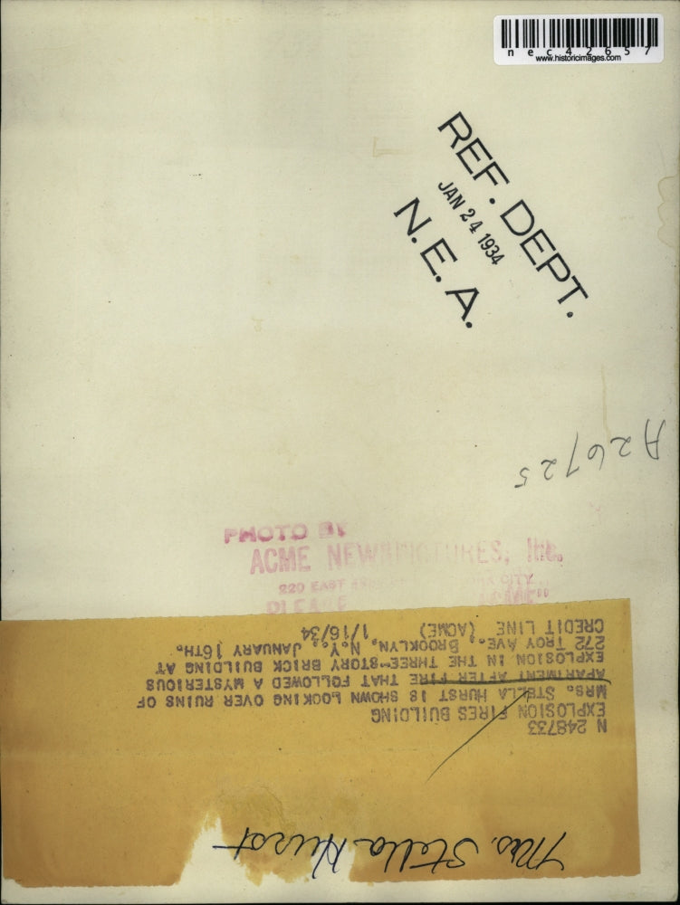 1934 Press Photo Stella Hurst looking over ruins of explosion in Brooklyn, NY