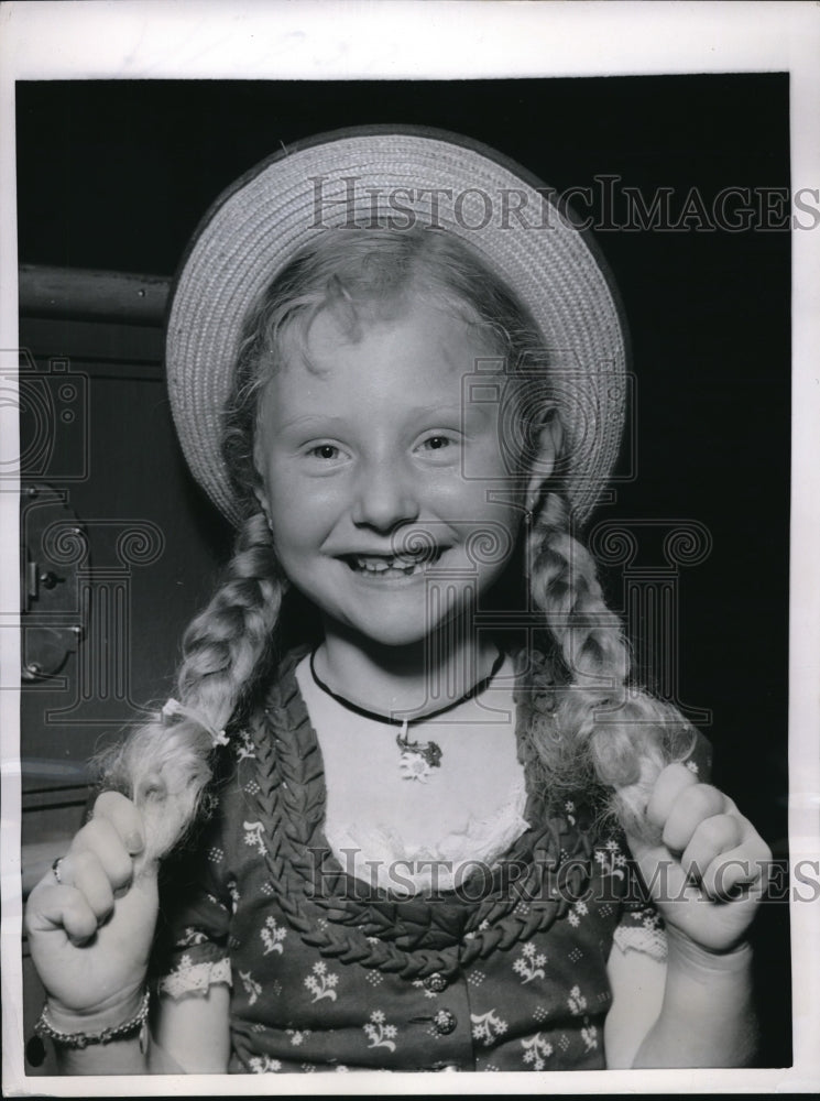 Load image into Gallery viewer, 1955 Press Photo Marguerite Hennessee as she tells her trip across the Atlantic
