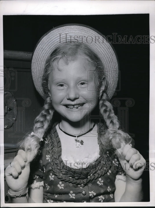 1955 Press Photo Marguerite Hennessee as she tells her trip across the Atlantic