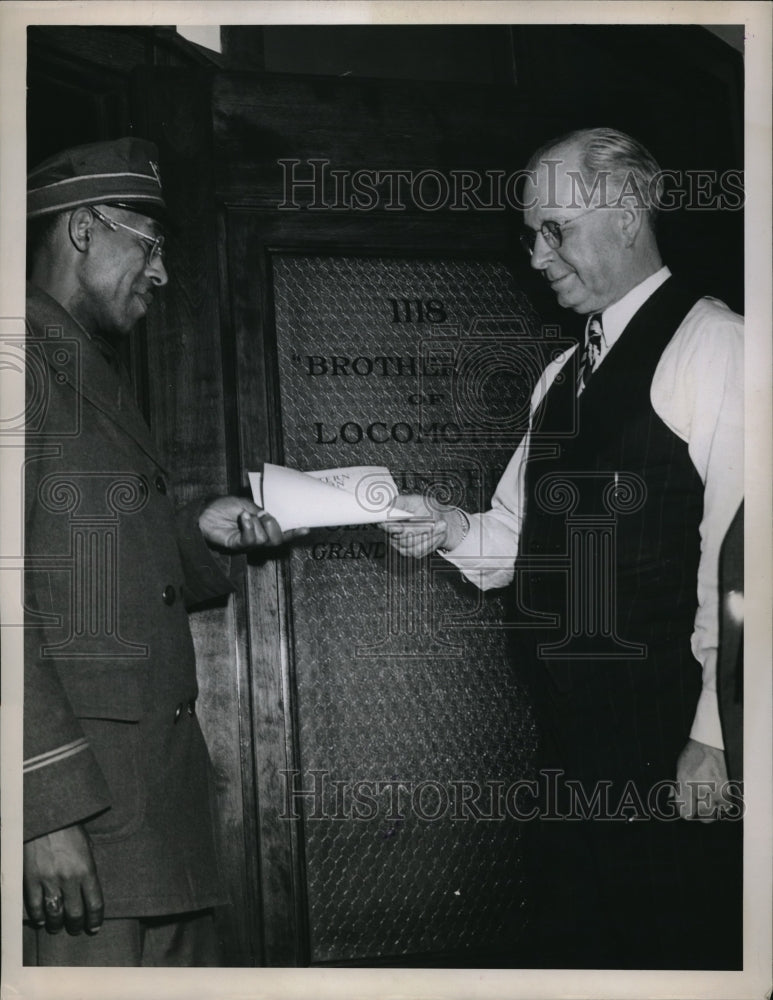 Load image into Gallery viewer, 1948 Press Photo George B Hooper &amp; msgr boy to call off RR strike
