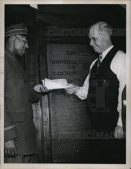 1948 Press Photo George B Hooper & msgr boy to call off RR strike