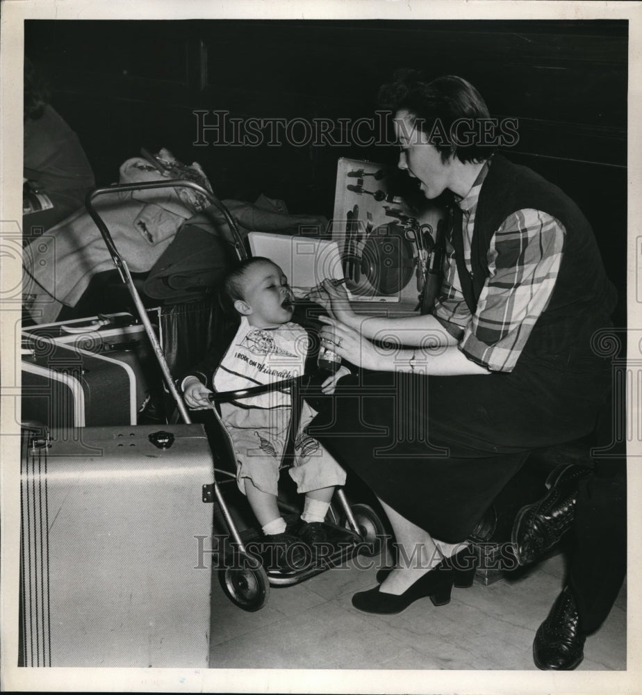 1952 Press Photo Cleveland, Ohio actress Mrs Virginia Holden & baby Kerry