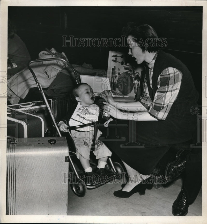 Load image into Gallery viewer, 1952 Press Photo Cleveland, Ohio actress Mrs Virginia Holden &amp; baby Kerry
