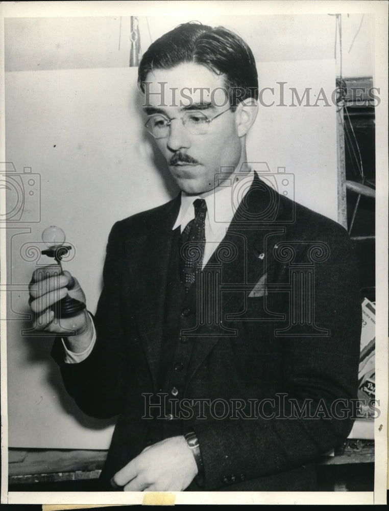 1938 Press Photo Jeweler W.Parsonage displays miniature chair on head of pin
