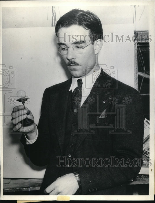 1938 Press Photo Jeweler W.Parsonage displays miniature chair on head of pin