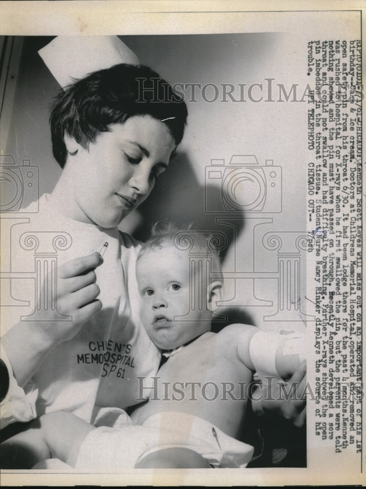 1961 Press Photo Nurse displays safety pin removed from toddlers throat