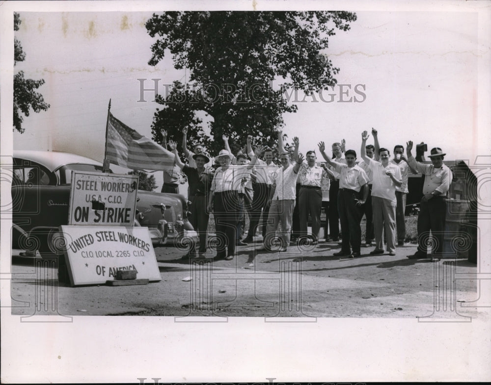 1955 Press Photo Steel workers on strike  fro CIO local 225- Historic Images