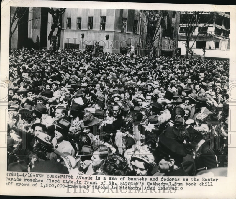 Load image into Gallery viewer, 1949 Press Photo Crowds on Fifth Ave in NYC on Easter at St Patrick's Cathedral
