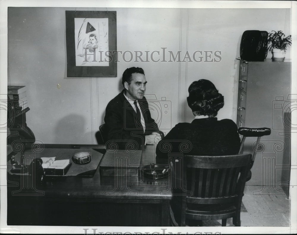 Press Photo psychiatrist meets with Anna Petrov who jumped from 3rd window