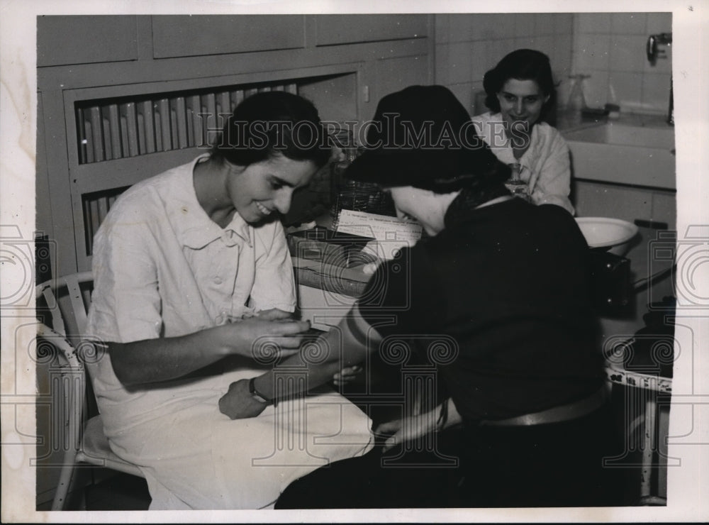 1939 Press Photo Blood drive at Saint Antoine Hospital, Paris during WWII- Historic Images