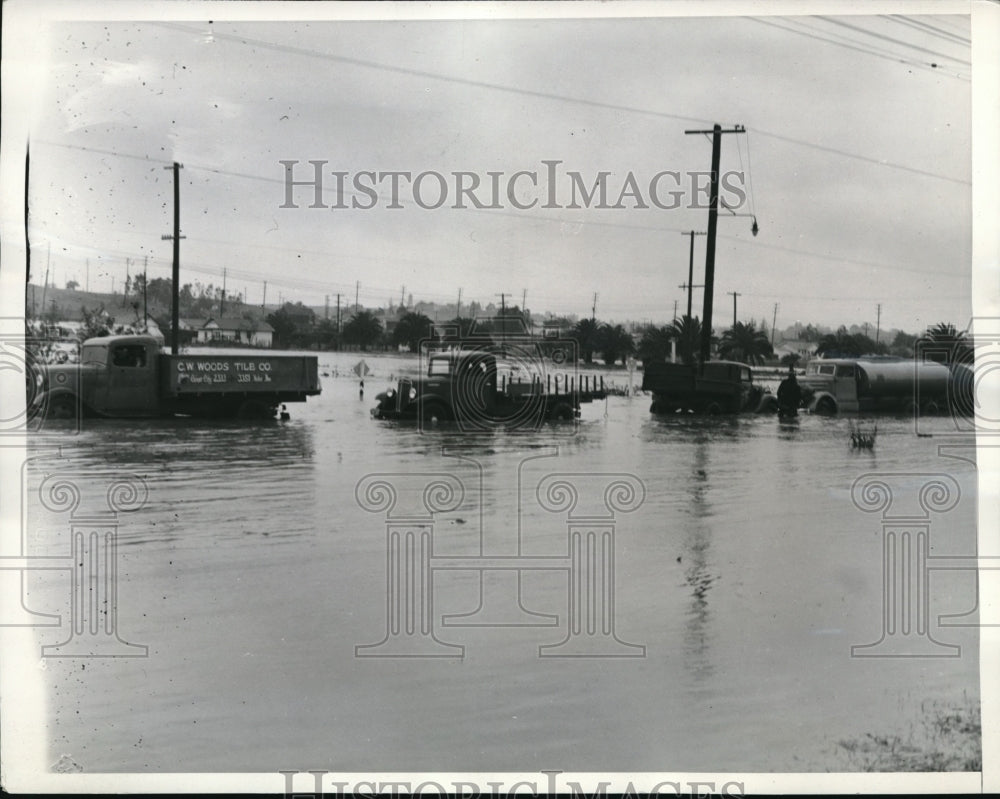 1938 Press Photo Trucks Stalled in Flood Waters in Los Angeles Due Heavy Rains