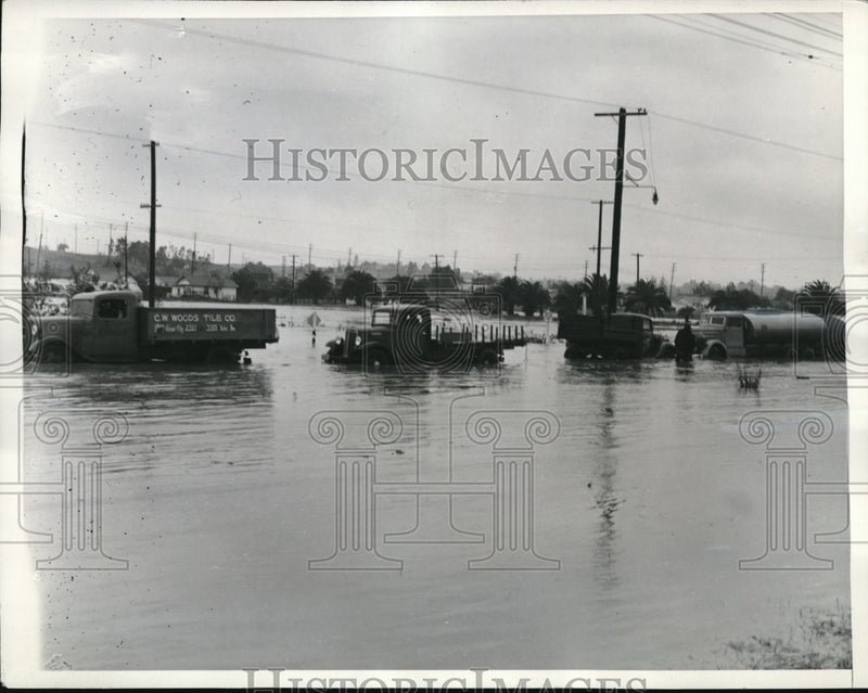 Load image into Gallery viewer, 1938 Press Photo Trucks Stalled in Flood Waters in Los Angeles Due Heavy Rains
