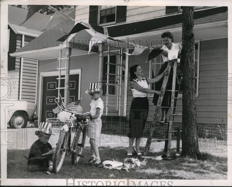 Load image into Gallery viewer, 1953 Press Photo July 4th party
