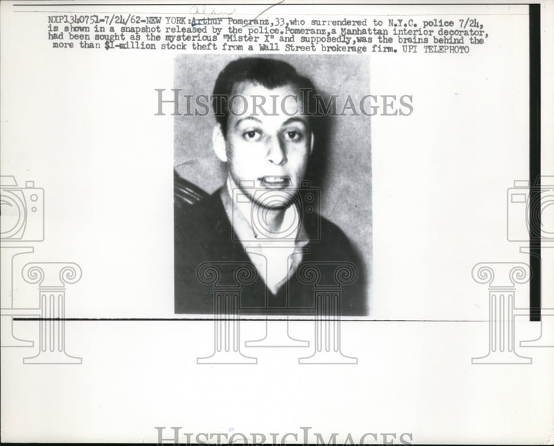 Load image into Gallery viewer, 1962 Press Photo Arthur Pomeranz Surrendered to Police
