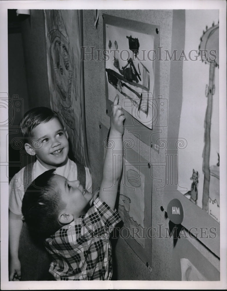 Load image into Gallery viewer, 1952 Press Photo Johnny Forzaglia Proudly Shows Paul Davidson Prize-Winning Art
