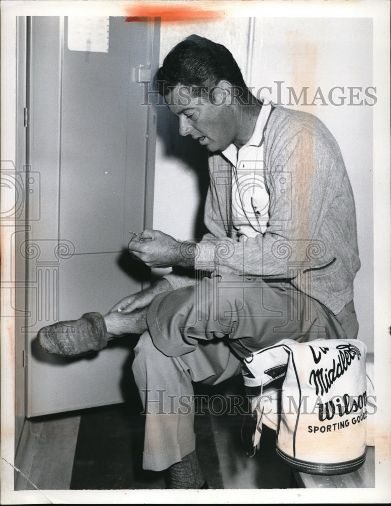 1959 Press Photo Cary Middlecoff Banages Sports Injury