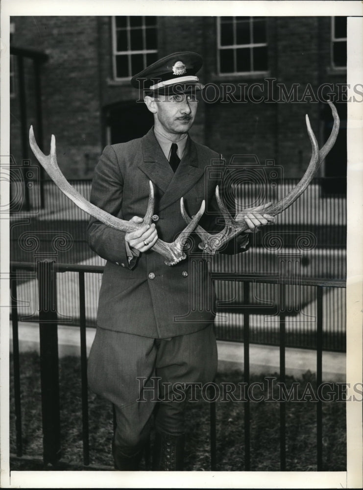 1935 Press Photo Captain R. Cheyne-Stout, Consulting Park Zoologist &amp; Elk Horns- Historic Images