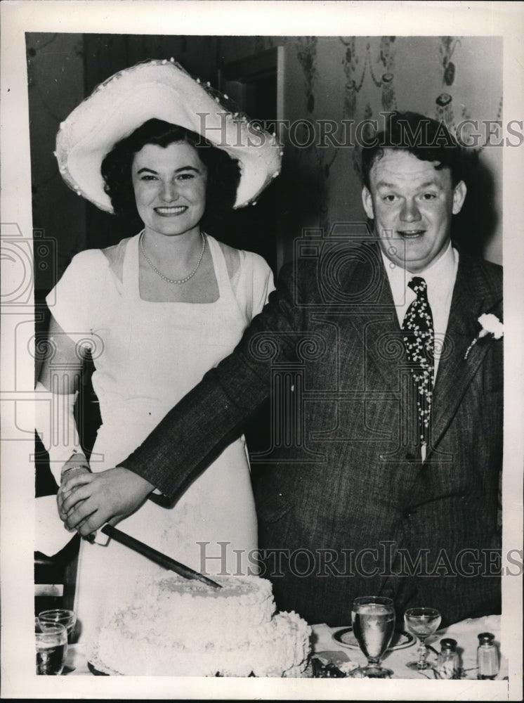 Load image into Gallery viewer, 1946 Press Photo Assemblyman T. James Tumulty &amp; Bride Ann McGarry Cut Cake
