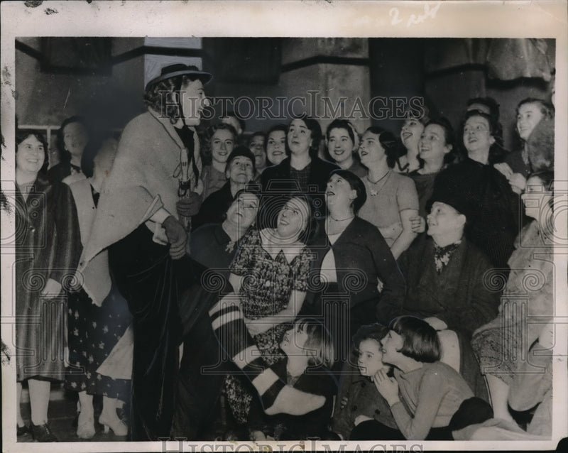 Load image into Gallery viewer, 1940 Press Photo Old Mother Riley, a comedian, was impersonated by Marie Tully
