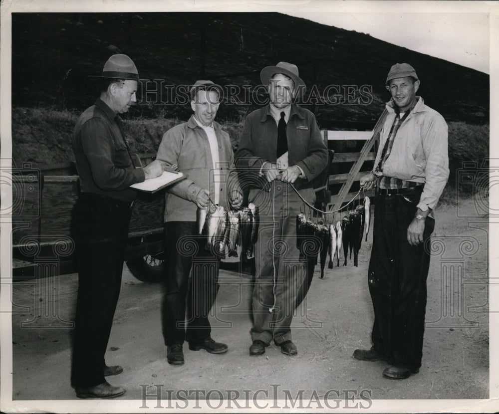 1945 Press Photo Frosno County California Fisherman