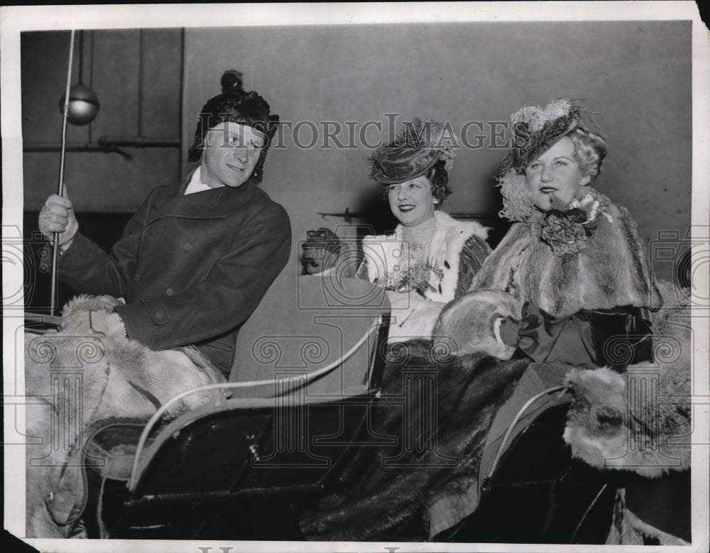 1935 Press Photo Mrs. A.H. Kelly Jr. &amp; Mrs. H. Davis Win Gay Nineties at Show- Historic Images