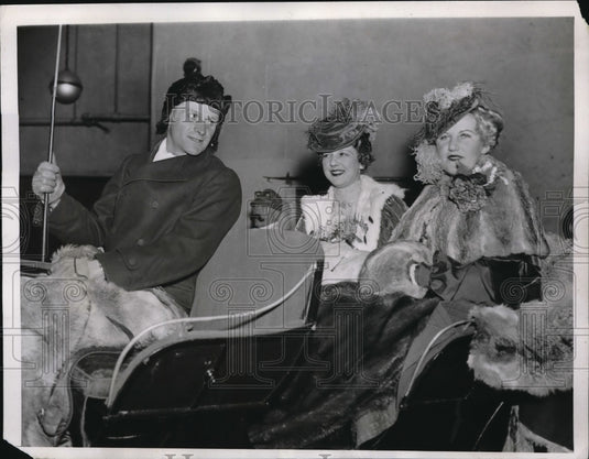 1935 Press Photo Mrs. A.H. Kelly Jr. & Mrs. H. Davis Win Gay Nineties at Show- Historic Images
