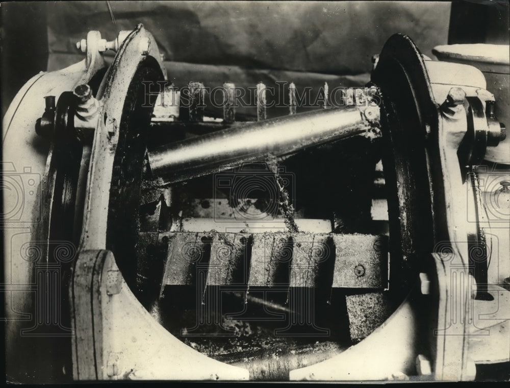 1922 Press Photo Interior of a Bread-making machine