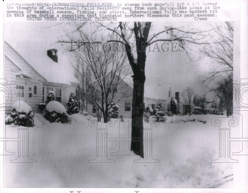 Load image into Gallery viewer, 1962 Press Photo International Falls, Minn., first snow blizzard.
