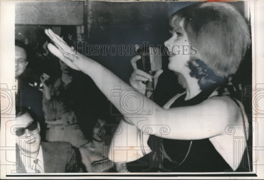 1964 Press Photo Mandy Rice-Davies makes her debut as a nightclub singer.- Historic Images