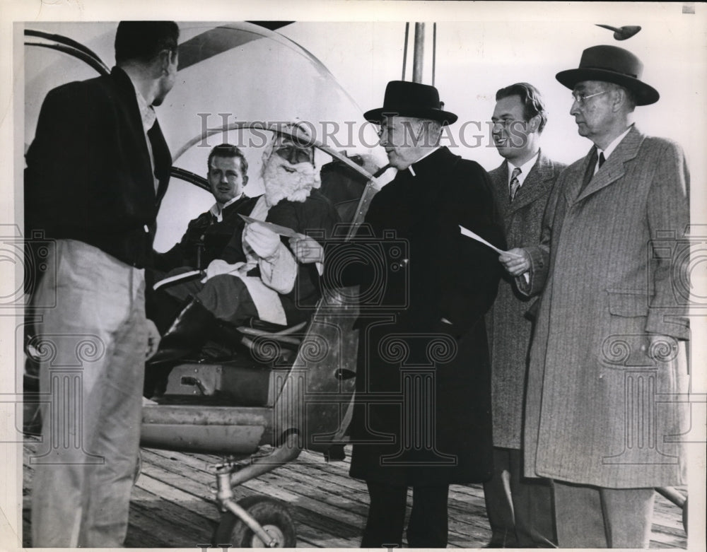 1947 Press Photo Santa Claus rides a helicopter to whisk goodies in Missouri- Historic Images