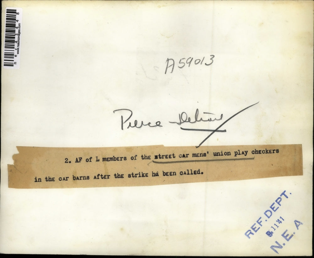 1941 Press Photo AF of L members of the street car mens' union play checkers.