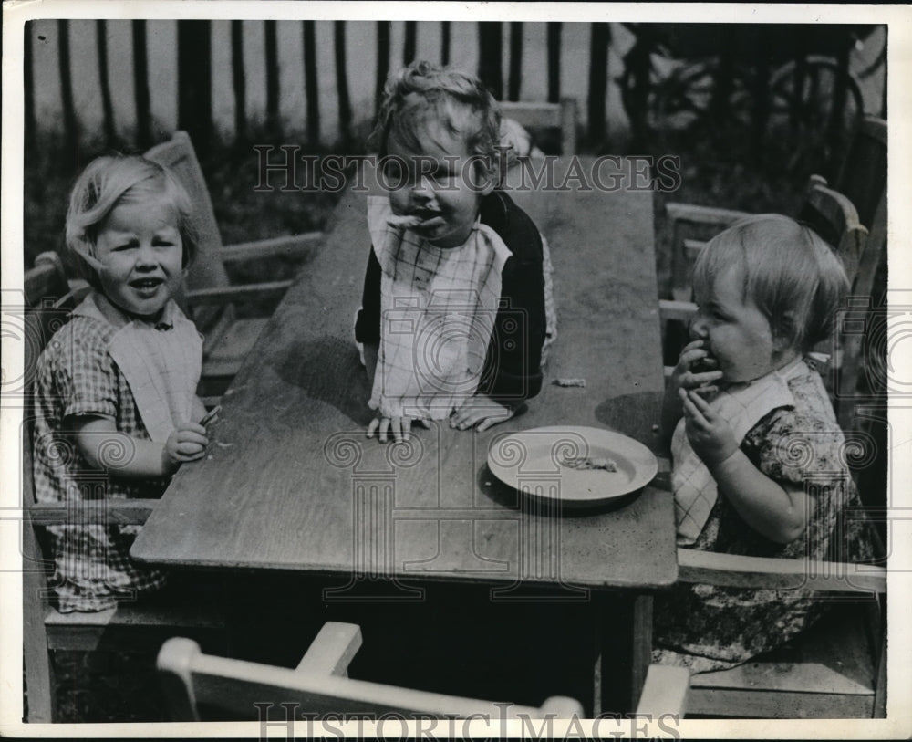 1942 Press Photo Tony Randall crawls on the table at the Putney War Nursery- Historic Images