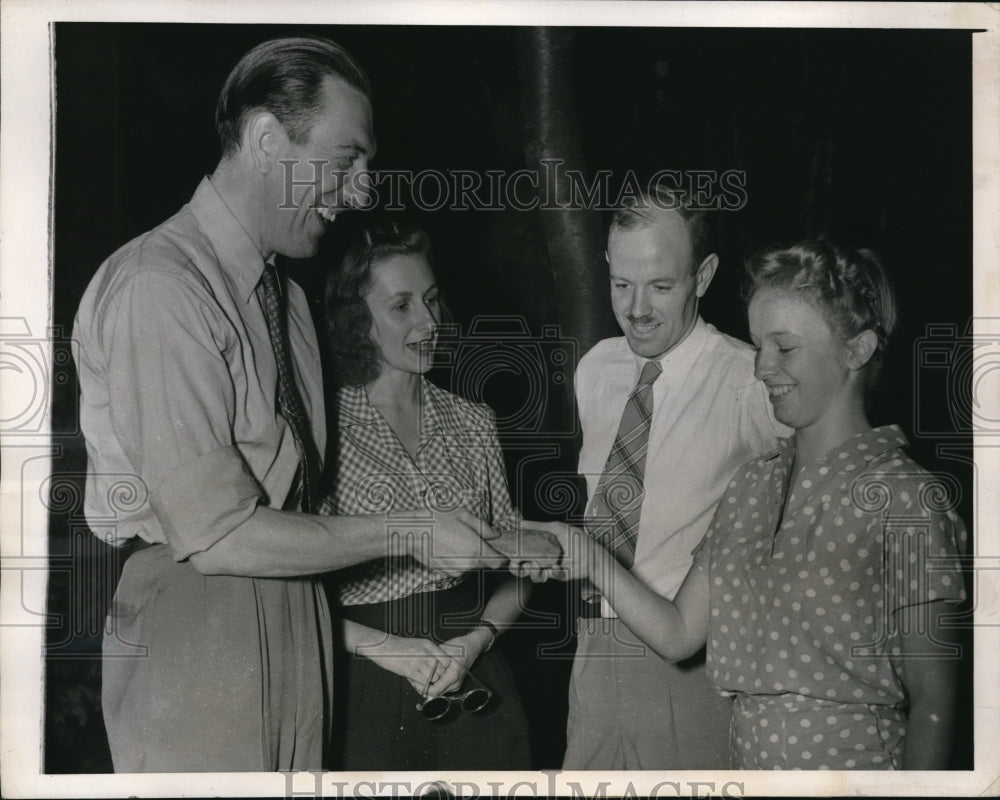 1943 Press Photo Scout Leader Gladys Gann shows an Indian relic she discovered