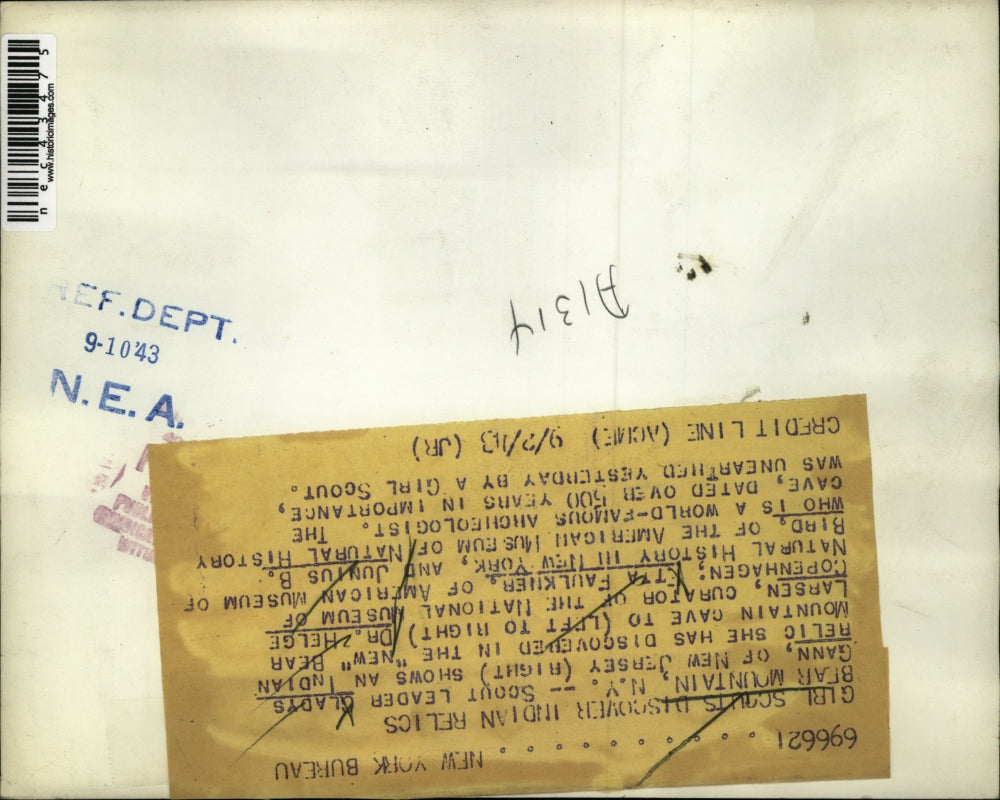 1943 Press Photo Scout Leader Gladys Gann shows an Indian relic she discovered