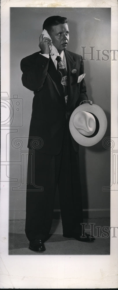 Load image into Gallery viewer, 1949 Press Photo Bandleader, Eddie O'Neal in a business suit at the Palmer House
