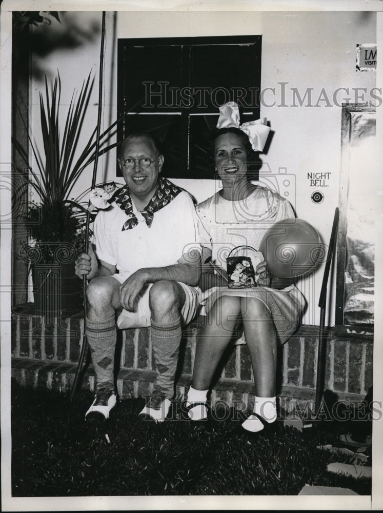 1934 Press Photo Baby costume party Mr. and Mrs. Dale Parker Sands Point club- Historic Images