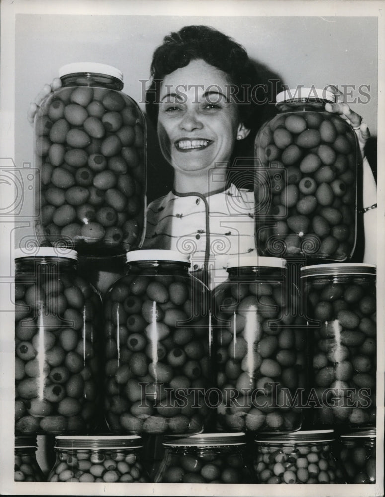 Load image into Gallery viewer, 1959 Press Photo Chicago, Ill Mrs Olive Green &amp; jars of olives Queen of Olive We
