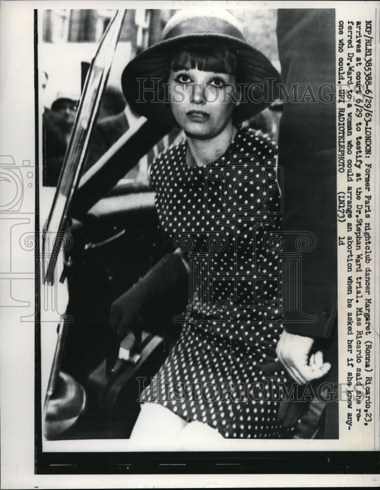 1963 Press Photo Night club dancer Margaret arrives at court to testify.
