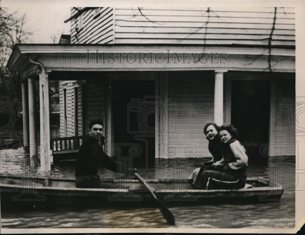 1937 Press Photo Hazelton, Ind girls row in boat on floodwaters- Historic Images