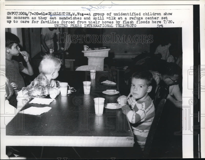 Load image into Gallery viewer, 1961 Press Photo Charleston W. Virginia flood children/lunches at refugee center
