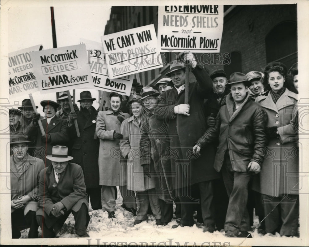 1944 Press Photo Chicago, McCormick Works Intl Harvester employees strike