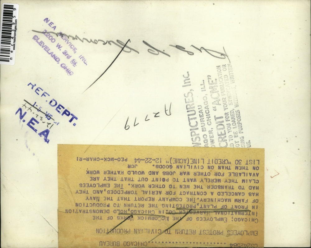 1944 Press Photo Chicago, McCormick Works Intl Harvester employees strike