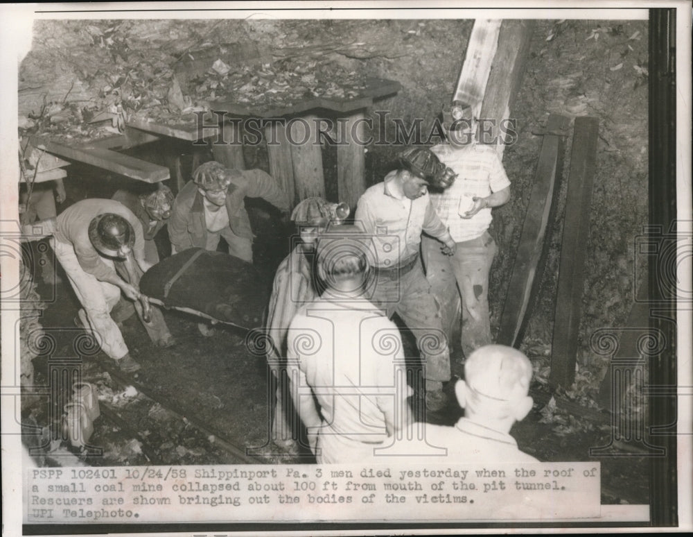 1958 Press Photo Rescuers Bring Bodies After Coal Mine Collapsed in Shippinport