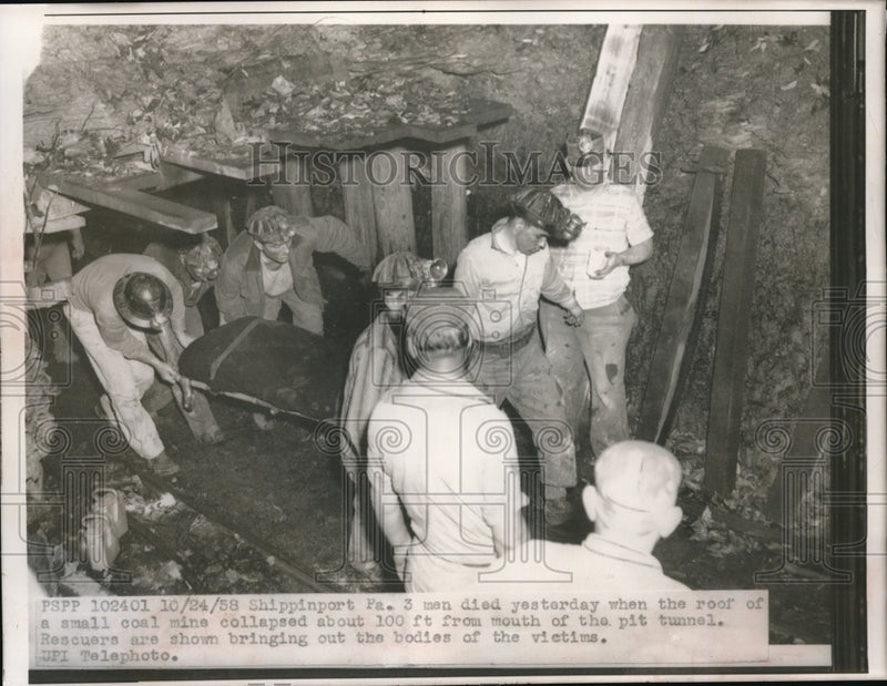 Load image into Gallery viewer, 1958 Press Photo Rescuers Bring Bodies After Coal Mine Collapsed in Shippinport
