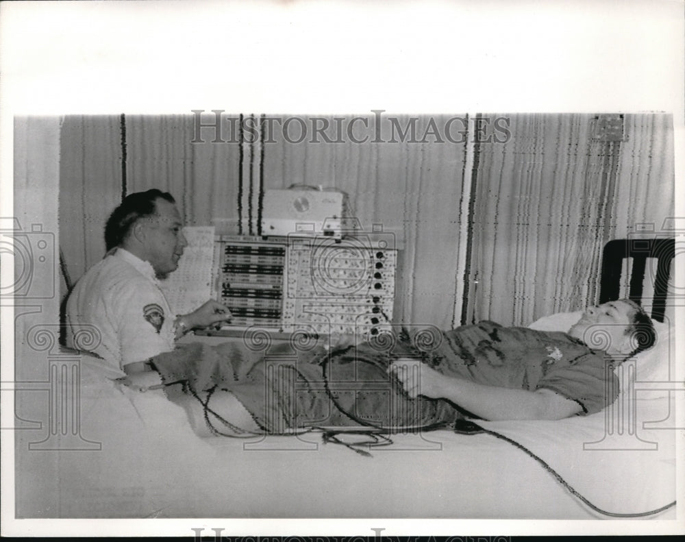 1968 Press Photo Toyko, Japan Sp 6 Al Het & patient Pfc Dan Garter in hospital