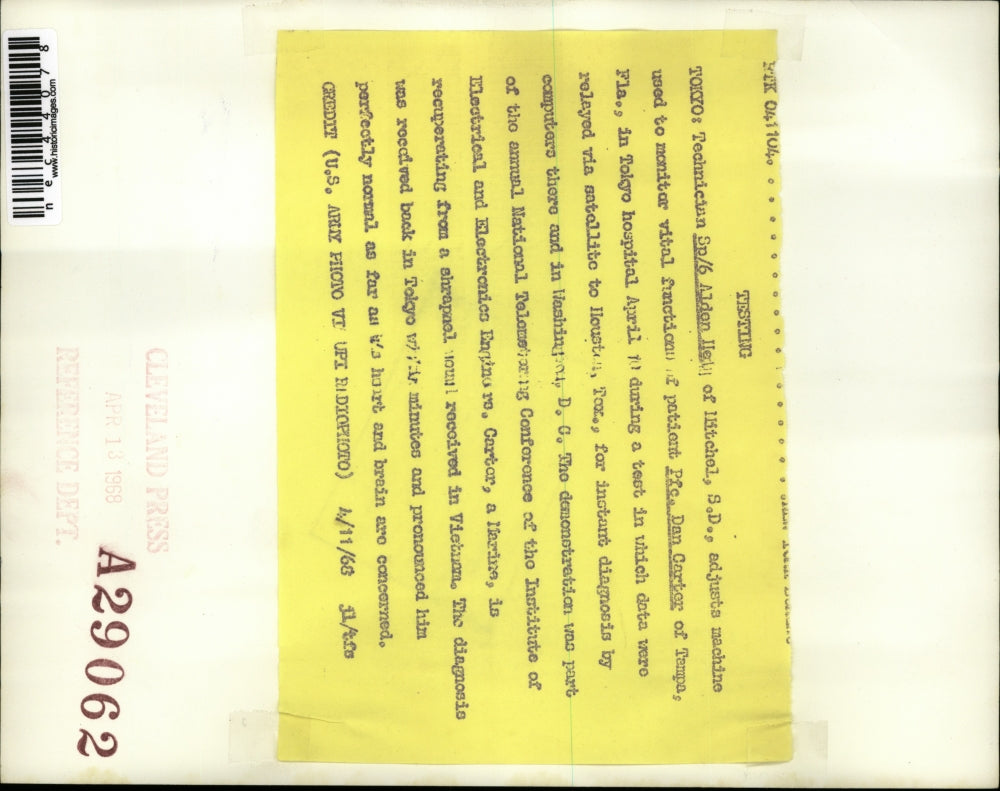 1968 Press Photo Toyko, Japan Sp 6 Al Het & patient Pfc Dan Garter in hospital