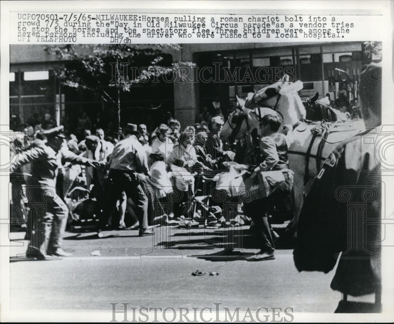 Load image into Gallery viewer, 1965 Press Photo Milwaukee, Wis. Roman chariot in Old Milwaukee Circus parade
